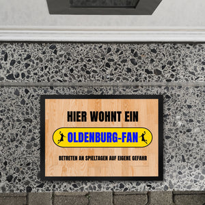 Hier wohnt ein Oldenburg-Fan Fußmatte in 35x50 cm mit Turnhallenboden Motiv