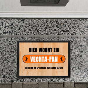 Hier wohnt ein Vechta-Fan Fußmatte in 35x50 cm mit Turnhallenboden Motiv
