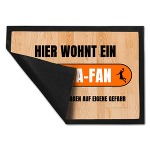 Hier wohnt ein Vechta-Fan Fußmatte in 35x50 cm mit Turnhallenboden Motiv