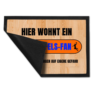 Hier wohnt eenfels-Fan Fußmatte in 35x50 cm mit Turnhallenboden Motiv