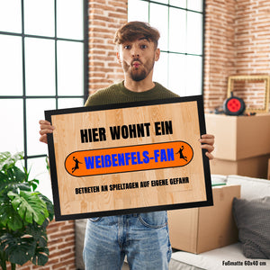 Hier wohnt eenfels-Fan Fußmatte in 35x50 cm mit Turnhallenboden Motiv
