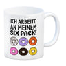 Ich arbeite an meinem Six Pack Kaffeebecher mit bunten Donuts