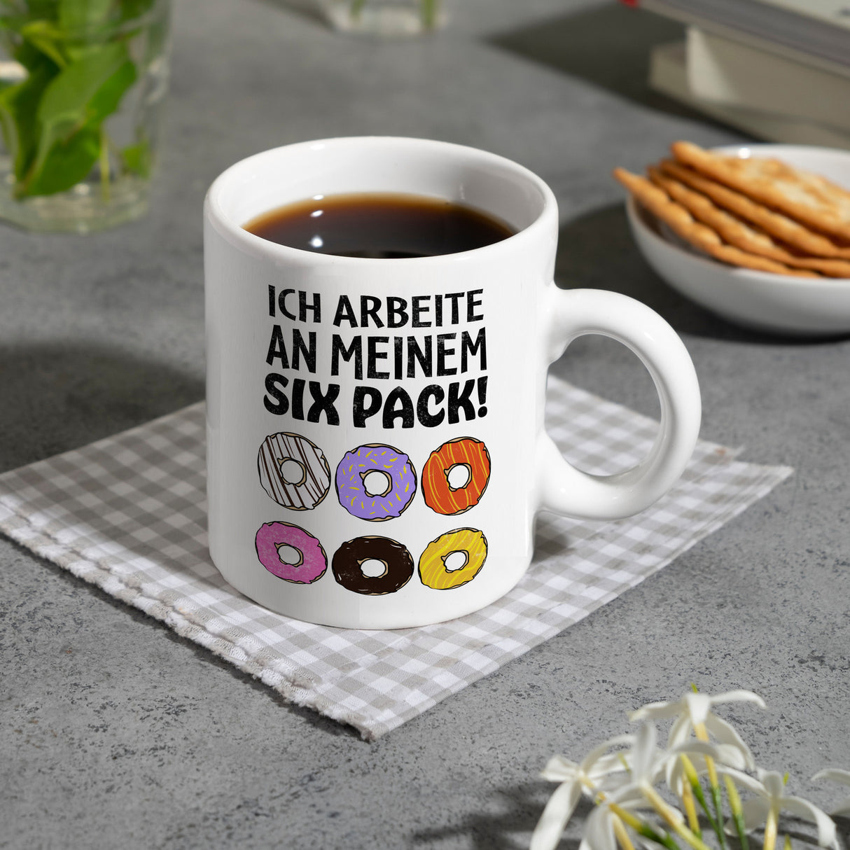Ich arbeite an meinem Six Pack Kaffeebecher mit bunten Donuts