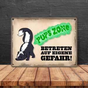 Pupszone Betreten auf eigene Gefahr Metallschild mit süßem Comic-Stinktier
