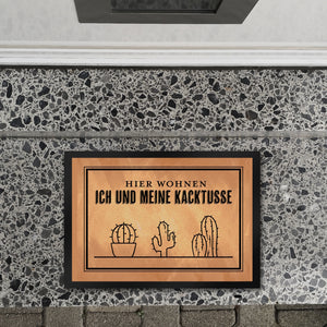Hier wohnen ich und meine Kacktusse Fußmatte mit lustigem Wortspiel und Kakteen