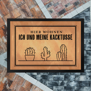 Hier wohnen ich und meine Kacktusse Fußmatte mit lustigem Wortspiel und Kakteen