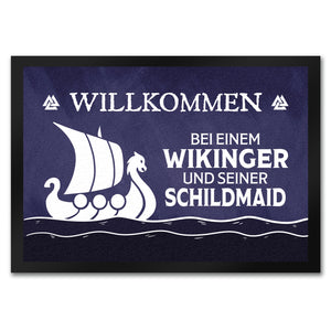 Willkommen bei einem Wikinger und seiner Schildmaid Fußmatte mit Segelboot Motiv
