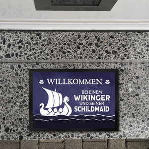 Willkommen bei einem Wikinger und seiner Schildmaid Fußmatte mit Segelboot Motiv