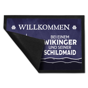 Willkommen bei einem Wikinger und seiner Schildmaid Fußmatte mit Segelboot Motiv
