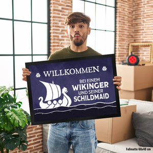 Willkommen bei einem Wikinger und seiner Schildmaid Fußmatte mit Segelboot Motiv