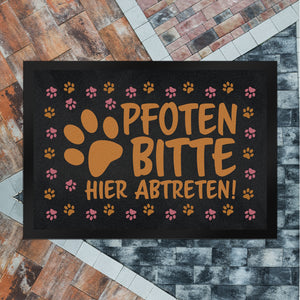 Pfoten bitte hier abtreten Fußmatte mit bunten Fußspuren von Hunden