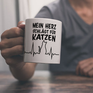 Mein Herz schlägt für Katzen Kaffeebecher mit süßem EKG Motiv