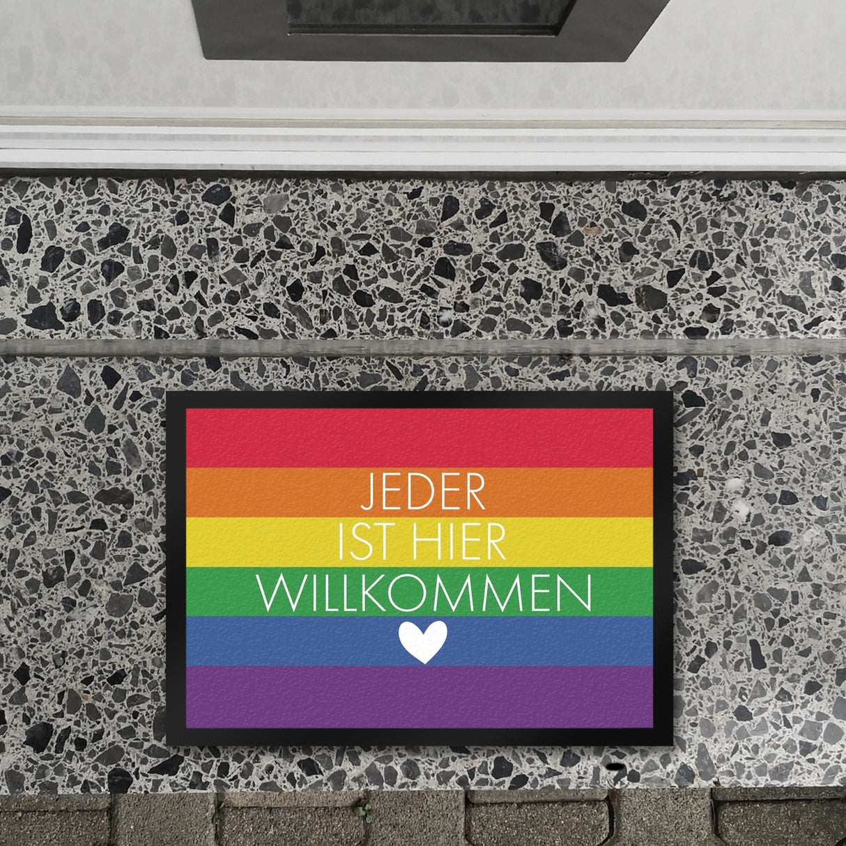 Jeder ist hier willkommen Fußmatte mit Regenbogenfahne