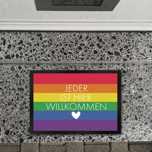 Jeder ist hier willkommen Fußmatte mit Regenbogenfahne