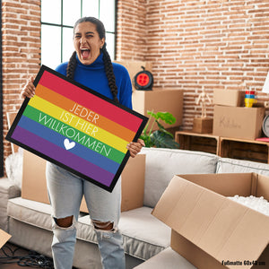 Jeder ist hier willkommen Fußmatte mit Regenbogenfahne