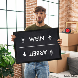 Wein oder Arbeit Fußmatte mit Weinglas und Kaffeebecher Motiv