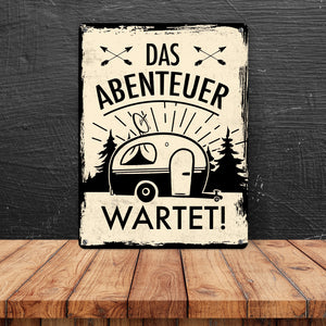 Das Abenteuer wartet Metallschild mit Campermotiv