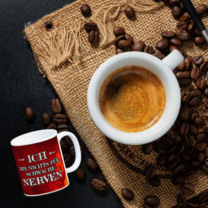 Ich bin nichts für schwache Nerven Kaffeebecher mit Flammenhintergrund