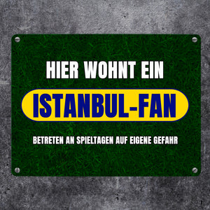 Hier wohnt ein Istanbul-Fan Metallschild in 15x20 cm mit Rasenmotiv