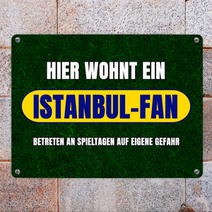 Hier wohnt ein Istanbul-Fan Metallschild in 15x20 cm mit Rasenmotiv