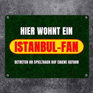 Hier wohnt ein Istanbul-Fan Metallschild in 15x20 cm mit Rasenmotiv