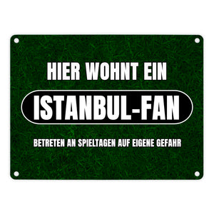 Hier wohnt ein Istanbul-Fan Metallschild in 15x20 cm mit Rasenmotiv