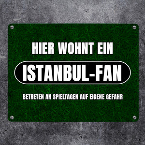 Hier wohnt ein Istanbul-Fan Metallschild in 15x20 cm mit Rasenmotiv
