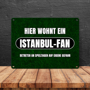 Hier wohnt ein Istanbul-Fan Metallschild in 15x20 cm mit Rasenmotiv