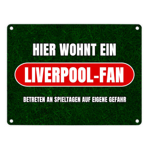 Hier wohnt ein Liverpool-Fan Metallschild in 15x20 cm mit Rasenmotiv