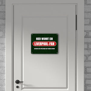 Hier wohnt ein Liverpool-Fan Metallschild in 15x20 cm mit Rasenmotiv