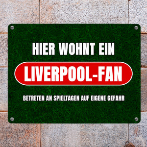 Hier wohnt ein Liverpool-Fan Metallschild in 15x20 cm mit Rasenmotiv