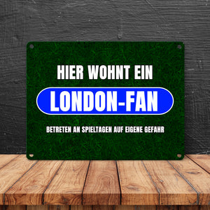 Hier wohnt ein London-Fan Metallschild in 15x20 cm mit Rasenmotiv