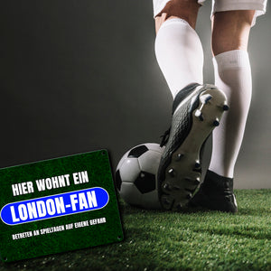 Hier wohnt ein London-Fan Metallschild in 15x20 cm mit Rasenmotiv