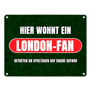 Hier wohnt ein London-Fan Metallschild in 15x20 cm mit Rasenmotiv