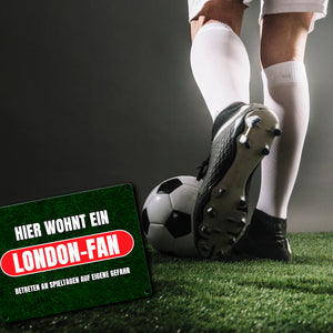 Hier wohnt ein London-Fan Metallschild in 15x20 cm mit Rasenmotiv