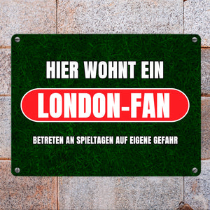 Hier wohnt ein London-Fan Metallschild in 15x20 cm mit Rasenmotiv