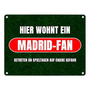 Hier wohnt ein Madrid-Fan Metallschild in 15x20 cm mit Rasenmotiv