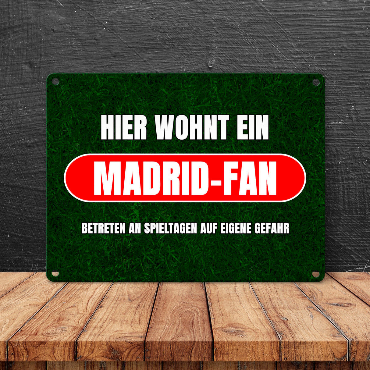 Hier wohnt ein Madrid-Fan Metallschild in 15x20 cm mit Rasenmotiv