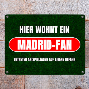Hier wohnt ein Madrid-Fan Metallschild in 15x20 cm mit Rasenmotiv