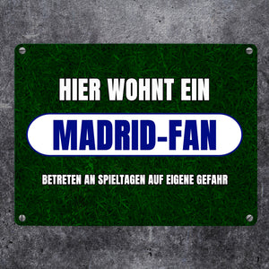 Hier wohnt ein Madrid-Fan Metallschild in 15x20 cm mit Rasenmotiv