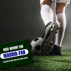 Hier wohnt ein Madrid-Fan Metallschild in 15x20 cm mit Rasenmotiv