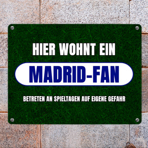 Hier wohnt ein Madrid-Fan Metallschild in 15x20 cm mit Rasenmotiv