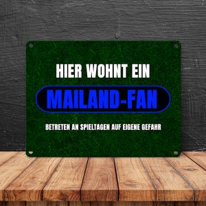 Hier wohnt ein Mailand-Fan Metallschild in 15x20 cm mit Rasenmotiv