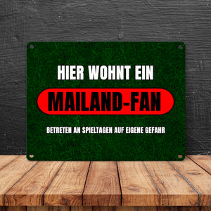 Hier wohnt ein Mailand-Fan Metallschild in 15x20 cm mit Rasenmotiv