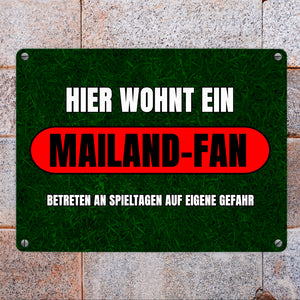 Hier wohnt ein Mailand-Fan Metallschild in 15x20 cm mit Rasenmotiv