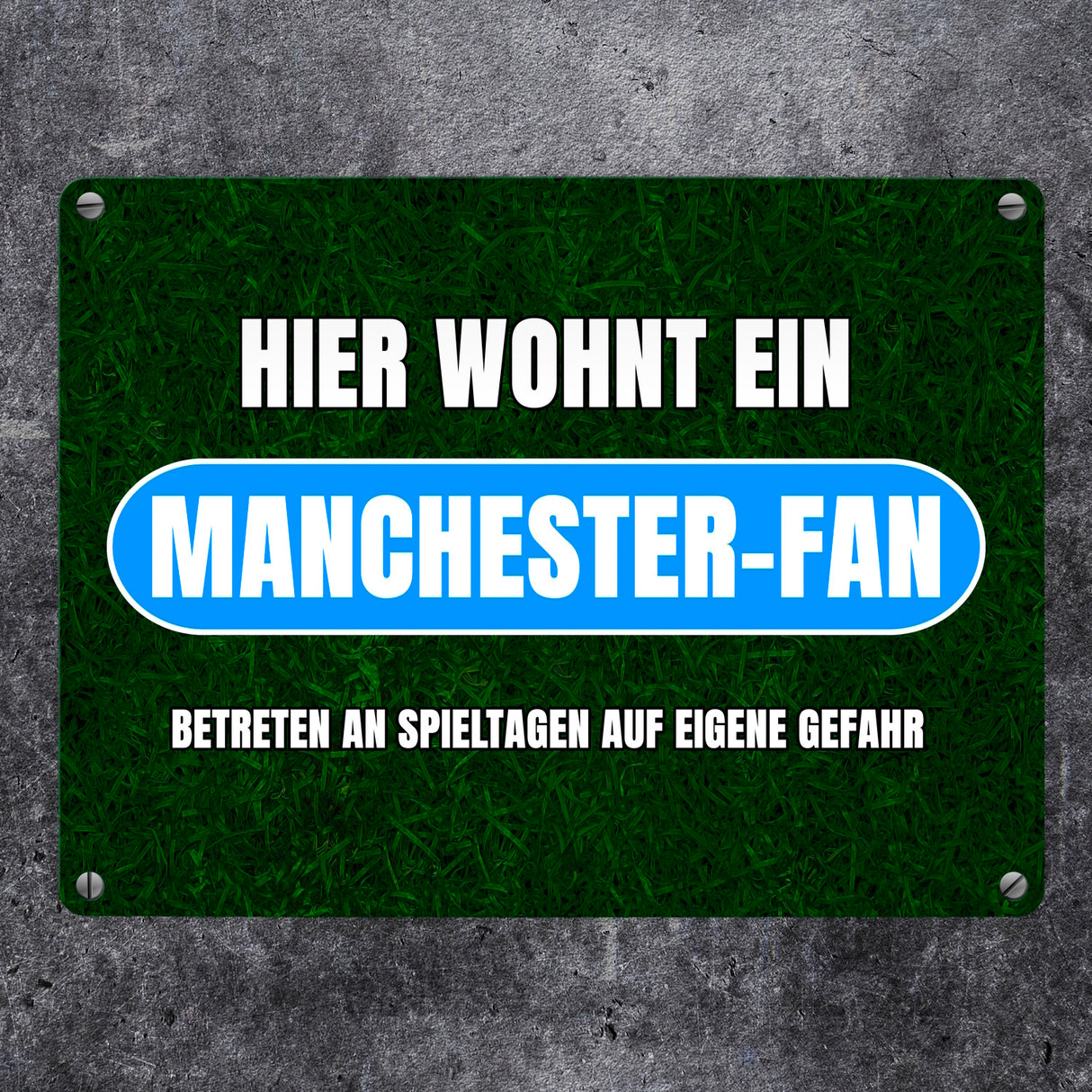 Hier wohnt ein Manchester-Fan Metallschild in 15x20 cm mit Rasenmotiv
