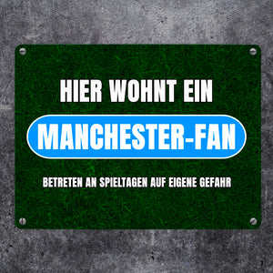 Hier wohnt ein Manchester-Fan Metallschild in 15x20 cm mit Rasenmotiv