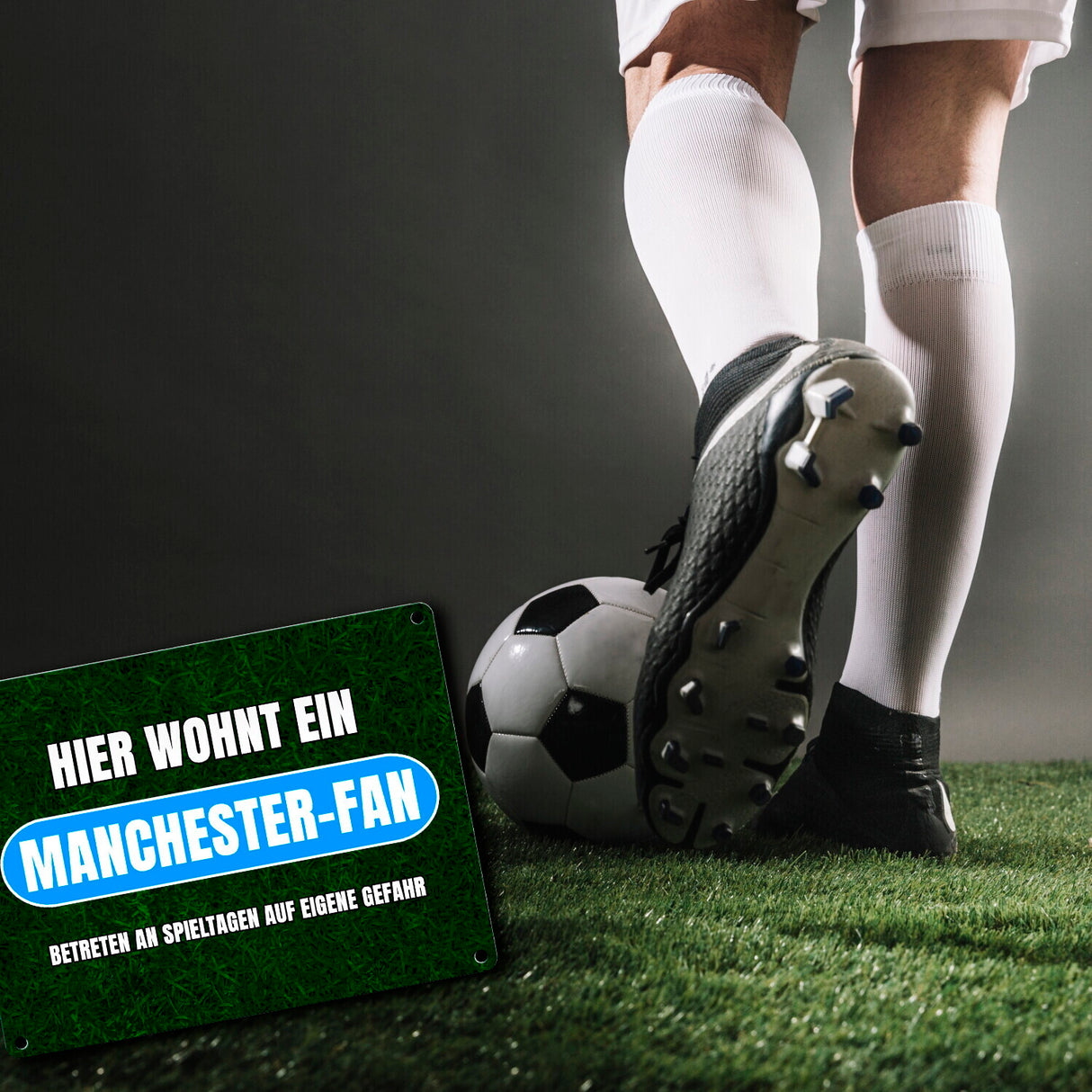 Hier wohnt ein Manchester-Fan Metallschild in 15x20 cm mit Rasenmotiv