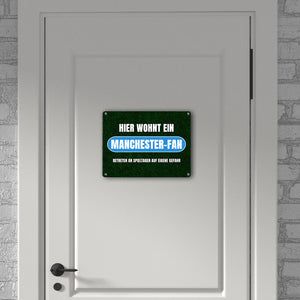 Hier wohnt ein Manchester-Fan Metallschild in 15x20 cm mit Rasenmotiv