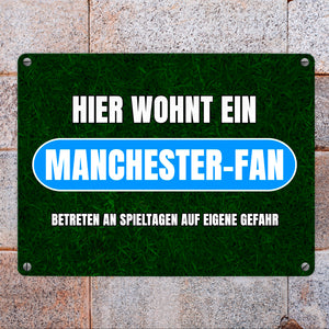 Hier wohnt ein Manchester-Fan Metallschild in 15x20 cm mit Rasenmotiv
